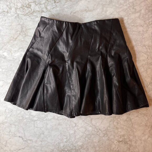 Torrid Black Coated Studio Luxe Ponte Faux Leather Skater Mini Skirt Size 14 - Picture 2 of 8